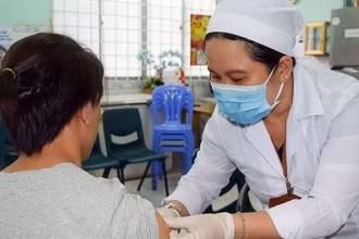 Khi bị chó, mèo cắn, người dân cần chủ động đến các trung tâm tiêm chủng để tiêm dự phòng trước đối với bệnh dại. (Ảnh minh họa)
