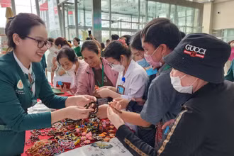 Phòng Công tác xã hội tặng quà cho người bệnh, người nhà người bệnh, nhân viên y tế.