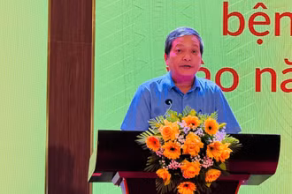Tiến sĩ, bác sĩ cao cấp Đinh Văn Lượng, Giám đốc Bệnh viện Phổi Trung ương - Trưởng Ban Điều hành Chương trình Chống lao Quốc gia phát biểu về công tác phòng chống lao cho phạm nhân tại trại giam hiện nay.