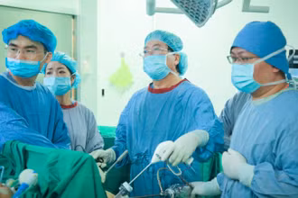Các bác sĩ phẫu thuật cho người béo phì.