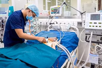 Bác sĩ Lê Nhật Cường, Khoa Điều trị tích cực Nội khoa thăm khám và theo dõi sát sao diễn biến bệnh của trẻ.