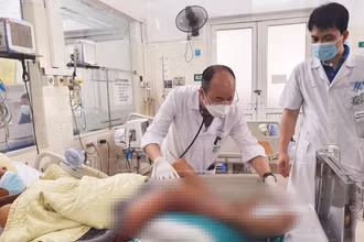 Phó Giáo sư, Tiến sĩ Đỗ Duy Cường và Thạc sĩ, Bác sĩ Nguyễn Quang Huy đang thăm khám cho bệnh nhân.