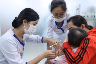 Bác sĩ khuyến cáo cần tiêm vaccine cúm cho trẻ em.