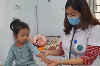 Bác sĩ khám cho bệnh nhi mắc thủy đậu đang nằm viện điều trị. 