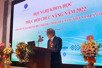 Phó Giáo sư, Tiến sĩ, Thầy thuốc nhân dân Trần Trọng Hải, Chủ tịch Hội Phục hồi chức năng phát biểu khai mạc. 