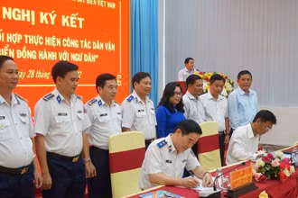 Ký kết Chương trình phối hợp thực hiện công tác dân vận “Cảnh sát biển đồng hành với ngư dân”.