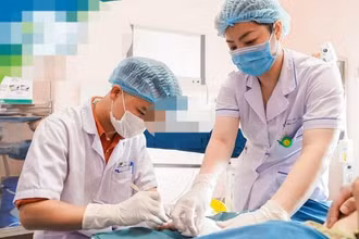 Bệnh nhi N.L, đang được các y, bác sĩ chăm sóc và điều trị tại khoa Chỉnh hình.