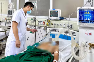 Bệnh nhân đang nằm thở máy qua nội khí quản.