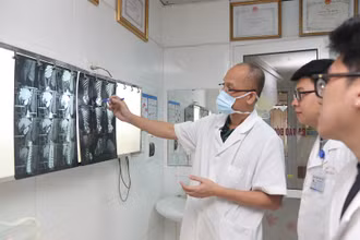 Phó Giáo sư, Tiến sĩ Nguyễn Hồng Hà, Trưởng khoa Phẫu thuật Hàm mặt, Tạo hình và Thẩm mỹ, Bệnh viện Hữu nghị Việt Đức hội chẩn trước khi phẫu thuật.