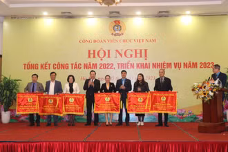 Trao cờ thi đua của Tổng Liên đoàn lao động Việt Nam tặng các đơn vị xuất sắc trong phong trào công nhân viên chức lao động và hoạt động công đoàn năm 2022.