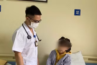 Bác sĩ thăm khám cho bệnh nhi.