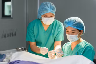 Bác sĩ Dung chuyển phôi cho bệnh nhân.