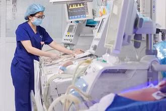 Trẻ suy hô hấp sau sinh mổ chủ động đang được điều trị tích cực tại Trung tâm Sơ sinh, Bệnh viện Nhi Trung ương.