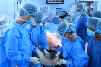 Các bác sĩ tiến hành ca ghép tim cho người bệnh.