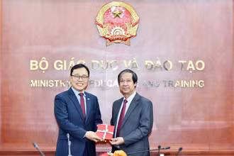 Bộ trưởng Nguyễn Kim Sơn và Đại sứ Hàn Quốc tại Việt Nam, ngài Choi Youngsam (Ảnh: Bộ Giáo dục và Đào tạo)