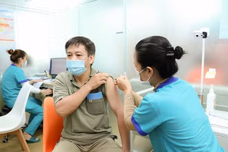 Các bác sĩ khuyến cáo tiêm vắc-xin là biện pháp phòng bệnh cúm hiệu quả nhất. 