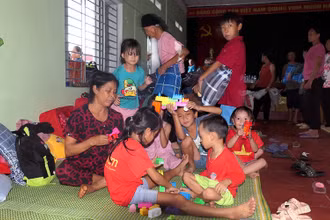 Người dân trong vùng nguy hiểm tại thôn Thượng Mỹ, xã Việt Vinh, huyện Bắc Quang được đưa đến nơi an toàn.