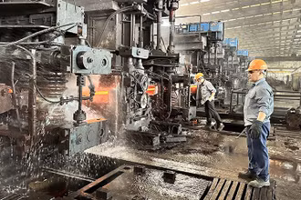 Dây chuyền sản xuất thép tại Nhà máy cán thép Thái Nguyên (thuộc Công ty cổ phần Gang thép Thái Nguyên).