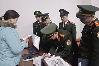 Tổ kiểm tra của Phòng Quản lý xuất nhập cảnh, Công an tỉnh Bắc Giang kiểm tra công tác lưu trú một cơ sở kinh doanh thuê trọ trên địa bàn phường Tăng Tiến, thị xã Việt Yên.