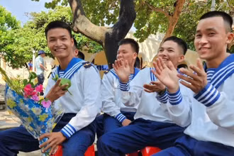 Nụ cười chiến sĩ Trường Sa.