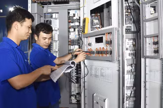 Công nhân Công ty TNHH Vander Leun (Hải Phòng) kiểm tra thiết bị điện. (Ảnh ĐỨC ANH)