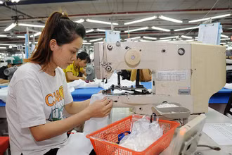 May áo xuất khẩu ở Công ty cổ phần Tổng công ty May Bắc Giang. (Ảnh TRẦN HẢI) 