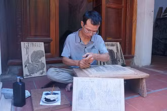 Anh Nguyễn Văn Thạo đang khắc mộc bản.