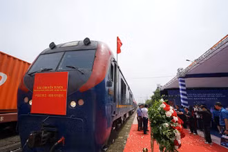 Chuyến tàu đầu tiên chuyên tuyến Thạch Gia Trang, tỉnh Hà Bắc (Trung Quốc)-Yên Viên (Hà Nội) tới ga Yên Viên ngày 2/8/2023. (Ảnh TÂN HOA XÃ)