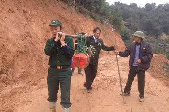Cựu chiến binh Nguyễn Văn Kim (bên trái) trong một chuyến tìm kiếm hài cốt của đồng đội tại huyện Vị Xuyên, tỉnh Hà Giang.