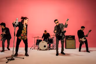 Ban nhạc Ngũ Cung từng hát lại nhiều ca khúc cách mạng với phong cách rock thu hút khán giả. (Ảnh FANPAGE NGŨ CUNG) 