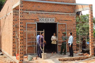  Trong 5 năm, Bình Phước trao hơn 5.000 nhà đại đoàn kết tặng các hộ nghèo, giúp họ vươn lên trong cuộc sống.