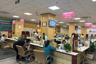 Giao dịch khách hàng tại chi nhánh Agribank.