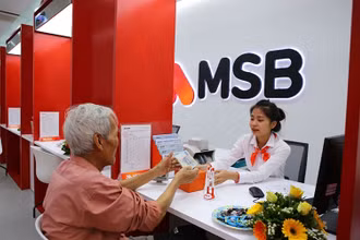 Khách hàng giao dịch tại Ngân hàng MSB.