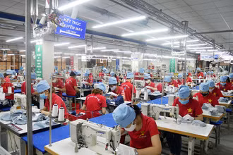 Sản xuất hàng dệt may xuất khẩu tại Tổng công ty May 10.