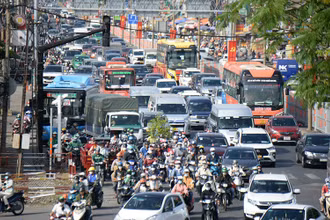Quốc lộ 13 kéo dài từ cầu Bình Triệu đến ngã tư Bình Phước, thành phố Thủ Đức thường xuyên ùn tắc, được đưa vào danh mục kêu gọi nhà đầu tư cải tạo, mở rộng.