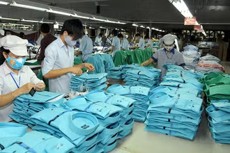 Dây chuyền sản xuất và đóng gói áo sơ-mi xuất khẩu tại Xí nghiệp May Hà Quảng, Khu công nghiệp tây bắc Đồng Hới, tỉnh Quảng Bình. (Ảnh THANH TRÚC)