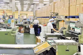 Sản xuất thuốc lá điếu tại Công ty Thuốc lá Sài Gòn (thành viên của Vinataba).