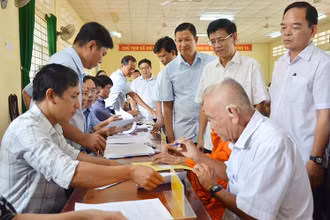 Người dân Sóc Trăng đồng tình giao đất cho dự án và nhận tiền bồi thường giải phóng mặt bằng. 