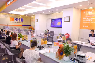 Khách hàng giao dịch tại SHB.