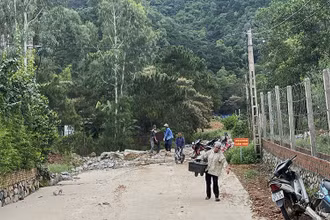 Người dân di dời tài sản ra khỏi khu vực sạt lở.