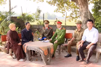 Công an huyện Nho Quan, tỉnh Ninh Bình trao đổi, trò chuyện với chức sắc tôn giáo. (Ảnh PHẠM UYÊN)