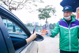Hà Nội triển khai ứng dụng công nghệ thu phí đỗ xe không dùng tiền mặt.