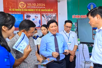 Đại diện lãnh đạo tỉnh Cà Mau tham quan gian hàng chuyển đổi số của một số sở, ngành.