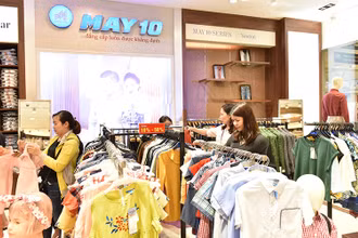 Người tiêu dùng mua hàng tại cửa hàng giới thiệu sản phẩm của Tổng công ty May 10.