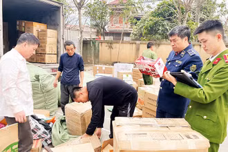 Lực lượng chức năng tỉnh Lạng Sơn bắt giữ một xe chở hàng nhập lậu lưu thông qua địa bàn. (Ảnh LƯU QUYÊN)