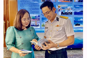 Chị Nguyễn Việt Triều trao đổi với cán bộ Quân chủng Hải quân về công tác tuyên truyền biển, đảo Việt Nam.