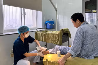 Điều trị người bệnh tại Bệnh viện Nội tiết Trung ương.