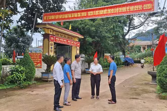 Cán bộ và người dân thôn Linh Sơn, xã Ngọc Sơn, huyện Ngọc Lặc (Thanh Hóa) trao đổi kinh nghiệm thực hiện phong trào thi đua “Dân vận khéo”.