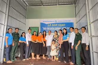 Trao “Mái ấm biên cương” tặng chị Phạm Thị Lộc.