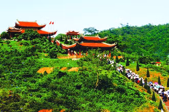 Nhà tưởng niệm Chủ tịch Hồ Chí Minh tại ATK Định Hóa (Thái Nguyên)-một trong những địa chỉ đỏ để học sinh, sinh viên tham quan, tìm hiểu lịch sử cách mạng.